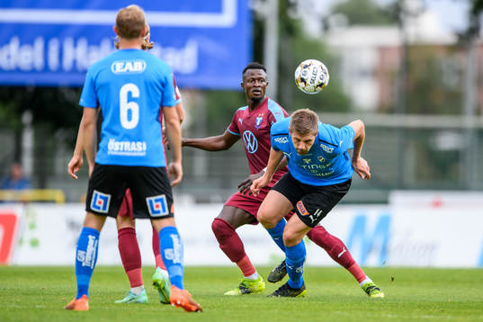 Malmö FFs Bonke Innocent och Halmstads Mikael Boman