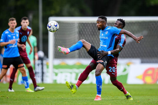 Halmstads Sadat Karim och Malmö FFs Bonke Innocent