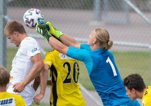 IFK Hässleholms målvakt Carl Lundahl Persson boxar undan