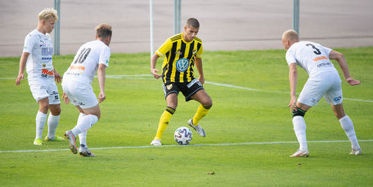 IFK Hässleholms Mustafa Owaid mot tre Berga-spelare i