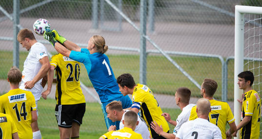 IFK Hässleholms målvakt Carl Lundahl Persson boxar bort