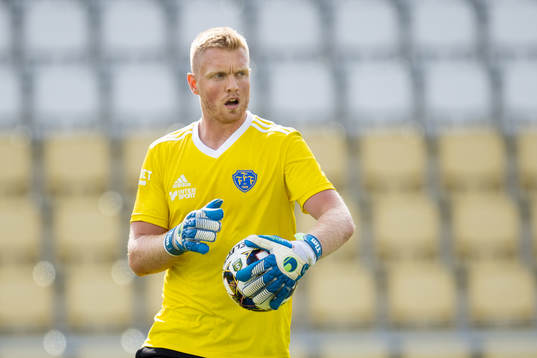 Falkenbergs målvakt Tim Erlandsson innan fotbollsmatchen i