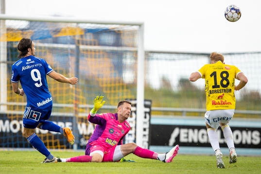 Falkenbergs målvakt Viktor Noring räddar ett friläge på