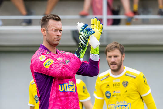 Falkenbergs målvakt Viktor Noring innan  fotbollsmatchen i