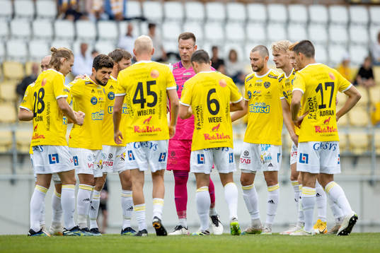 Falkenbergs målvakt Viktor Noring innan  fotbollsmatchen i