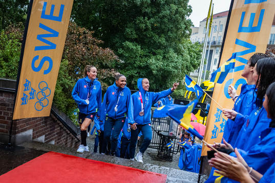 Kosovare Asllani and Madelen Janogy of Sweden arrive at a