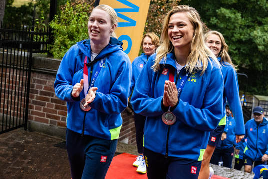 Hedvig Lindahl and Fridolina Rolfö of Sweden arrive at a