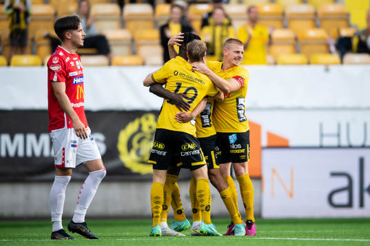 Elfsborgs Jeppe Møldrup Okkels (ryggen mot kameran) jublar