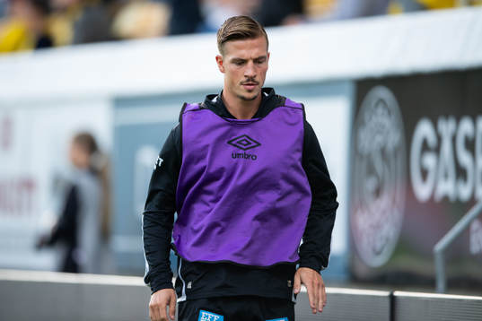 Elfsborgs Simon Olsson  värmer upp