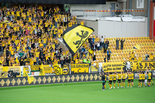 Elfsborgs spelare jublar med supportrar