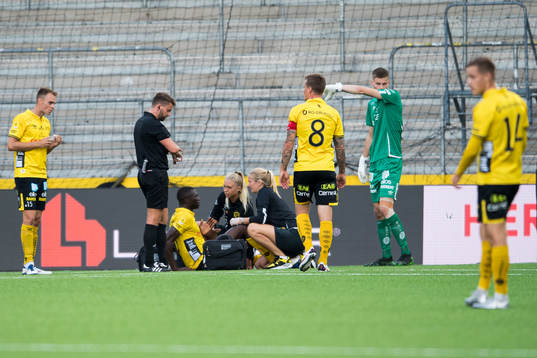 Elfsborgs Maudo Lamine Jarjué får hjälp av medicinska