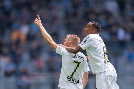 s Sebastian Larsson jublar med lagkamrater