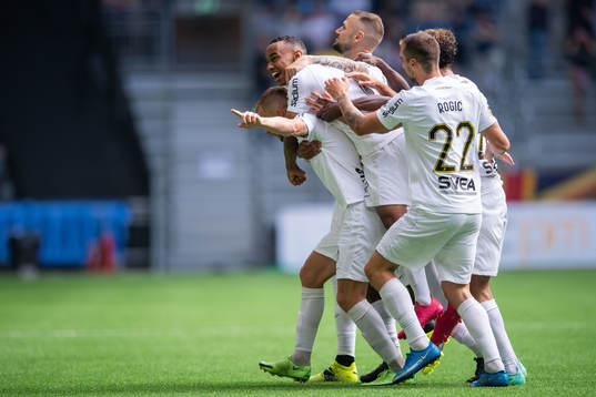 s Sebastian Larsson jublar med lagkamrater
