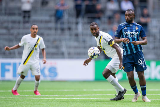 s Henok Goitom och Djurgårdens Emmanuel Banda