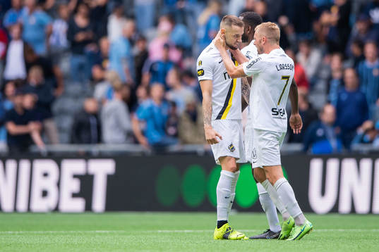 s Alexander Milosevic och Sebastian Larsson jublar