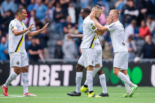 s Alexander Milosevic och Sebastian Larsson jublar