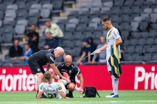 s Bojan Radulovic får vård och Sotirios Papagiannopoulos