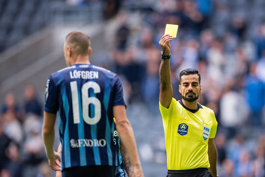 Djurgårdens Jesper Löfgren varnas av domare Mohammed