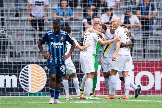 s Sebastian Larsson och Per Karlsson jublar och