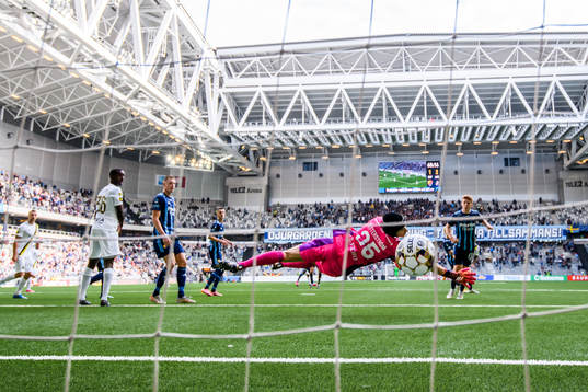 Djurgårdens målvakt Jacob Widell Zetterström släpper in