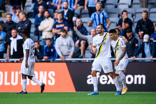 s Nicolas Stefanelli (h) jublar med Filip Rogic