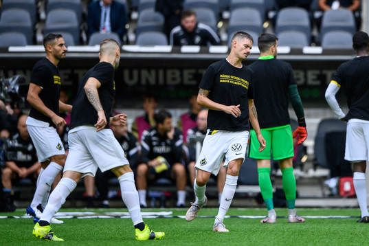 s Mikael Lustig med en t-shirt i protest mot villkorstrappan