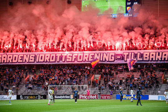 Djurgårdens supportrar bränner bengaler