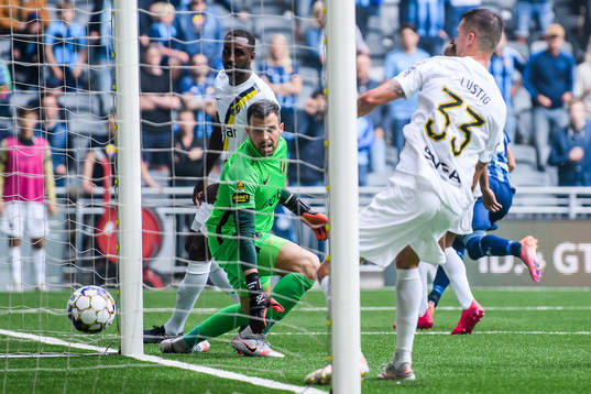s målvakt Budimir Janošević ser när bollen går i mål