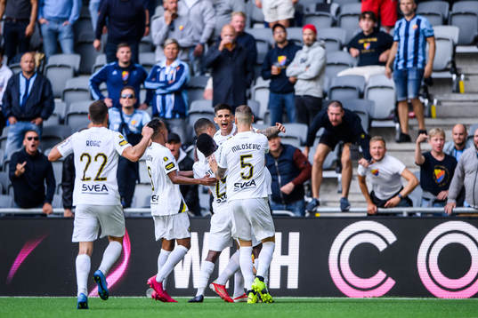 s Nicolas Stefanelli jublar med lagkamrater efetr 1-3