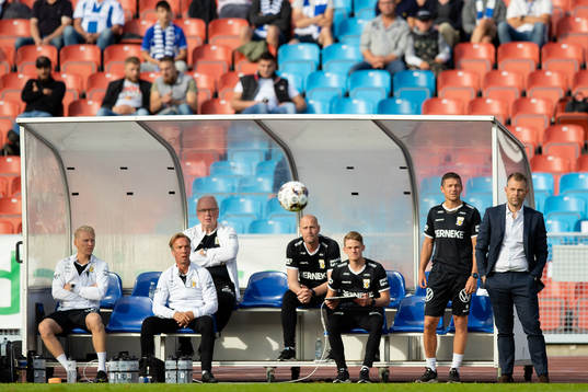 IFK Göteborgs ledarbänk med assisterande tränare William