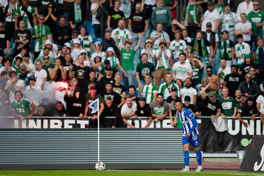 IFK Göteborgs Tobias Sana i färd med att slå en hörna