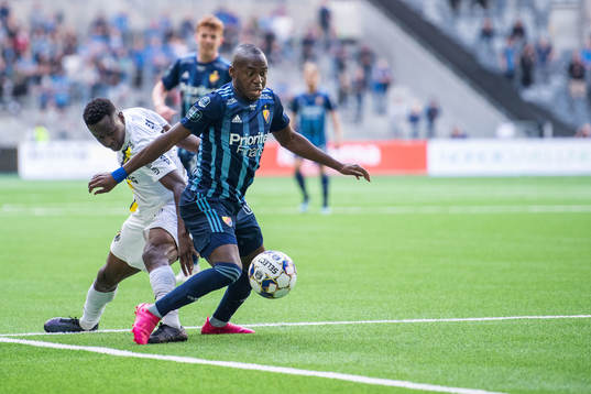 s Erick Otieno och Djurgårdens Edward Chilufya