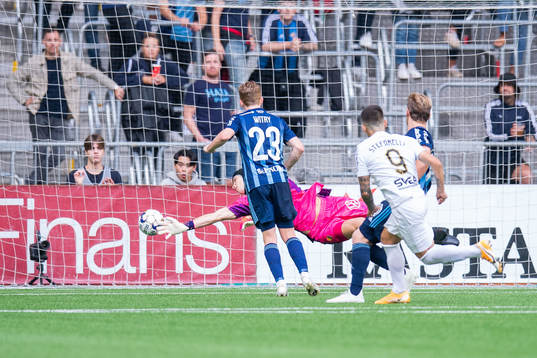 s Nicolas Stefanelli gör 1-3 bakom Djurgårdens målvakt