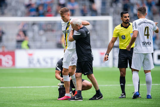 s Bojan Radulovic får hjälpt av planen