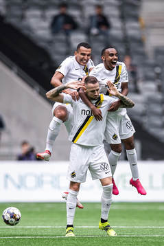s Nabil Bahoui, Bilal Hussein och Alexander Milosevic jublar