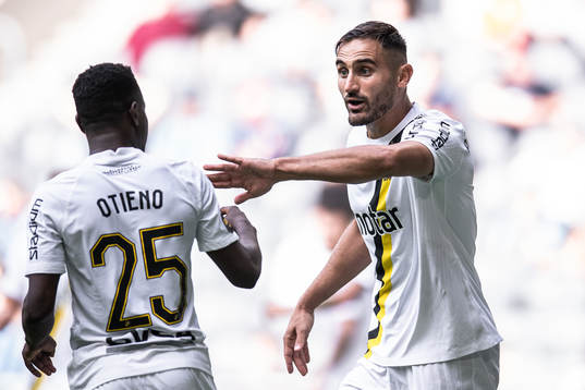 s Erick Otieno och AIK:s Sotirios Papagiannopoulos