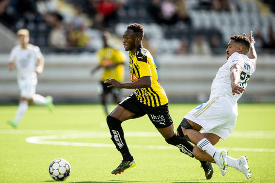 Östersunds Samuel Mensiro mot Häckens Benie Adama Traore