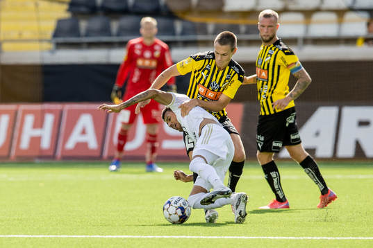 Östersunds Jerell Sellars mot Häckens Tobias Carlsson