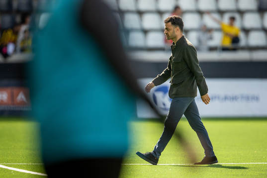 Östersunds tränare Amir Azrafshan lämnar planen
