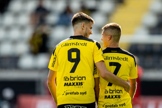 Häckens Alexander Jeremejeff  och Leo Bengtsson jublar