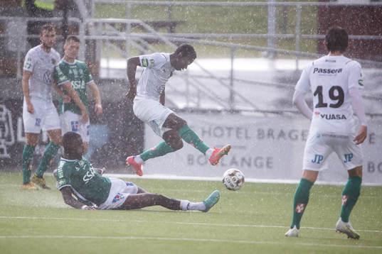 Brages Adil Titi och Jönköpings Eric Johana Omondi