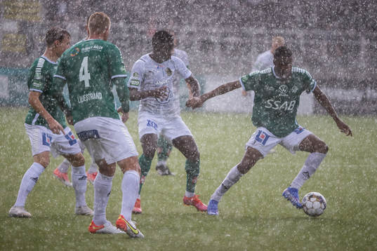Brages Moses Makasi och Jönköpings Eric Johana Omondi