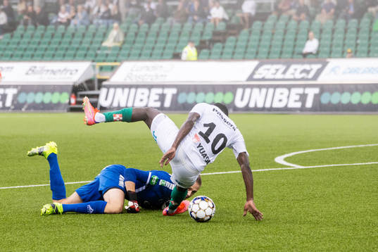 Brages målvakt Adrian Engdahl och Jönköpings Eric Johana