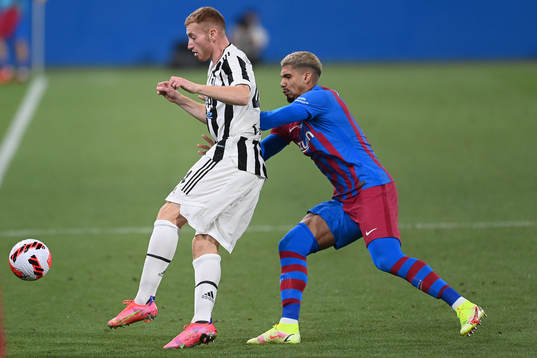 Dejan Kulusevski of Juventus and Ronald Araújo of Barcelona