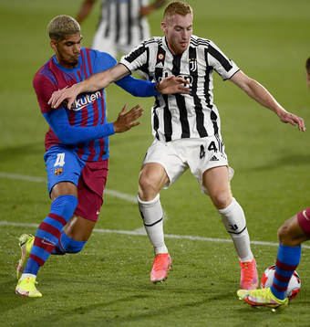 Ronald Araújo of Barcelona and Dejan Kulusevski of Juventus