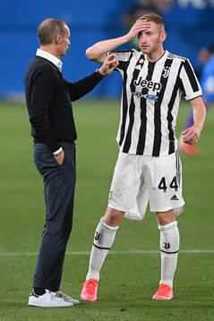 Massimiliano Allegri and Dejan Kulusevski of Juventus