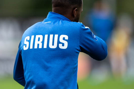 Sirius logo på en tröja före fotbollsmatchen i