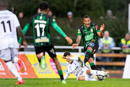 Sirius Laurent Shabani och Varbergs Simon Karlsson Adjei