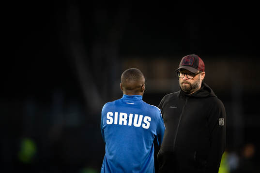 Varbergs tränare Joakim Persson och Sirius Nahom Girmai