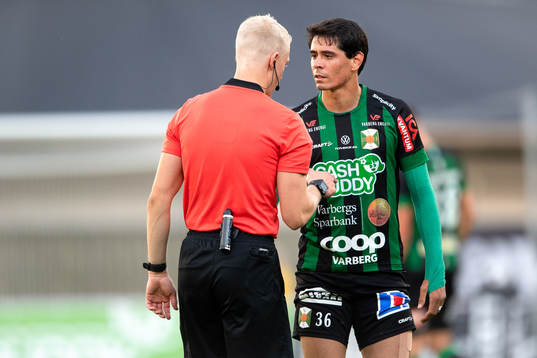 Varbergs Jean Carlos De Brito och domare Adam Ladebäck